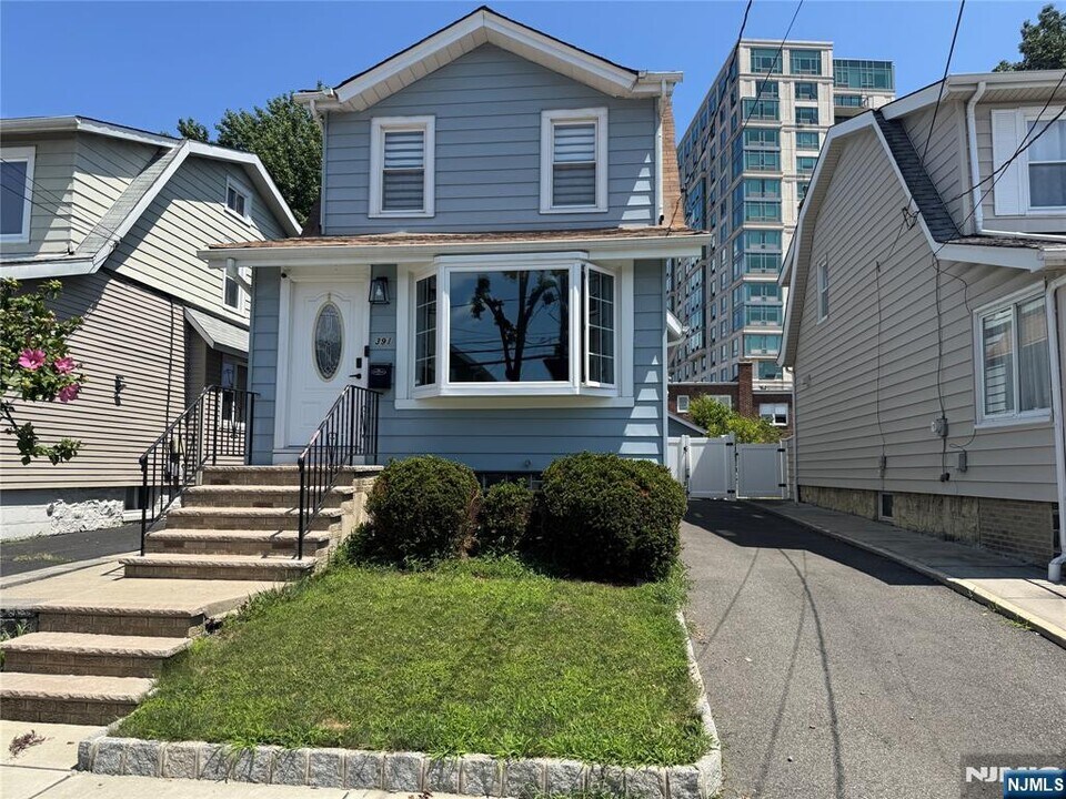 391 Columbia Ave in Cliffside Park, NJ - Building Photo