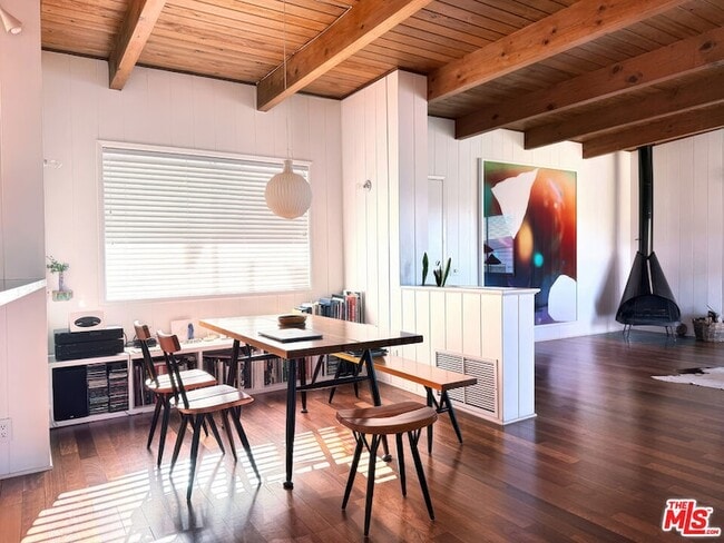 2241 W Live Oak Dr in Los Angeles, CA - Foto de edificio - Building Photo