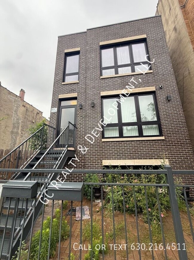 property at 3014 W Warren Blvd
