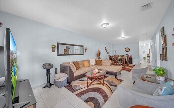 7567 N Augusta Dr in Hialeah, FL - Foto de edificio - Building Photo