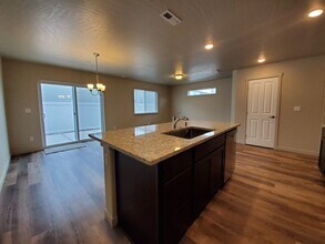 5701 W Albany Pl in Kennewick, WA - Building Photo - Building Photo