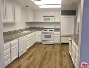 11734 Montana Ave-Unit -407 in Los Angeles, CA - Building Photo - Building Photo