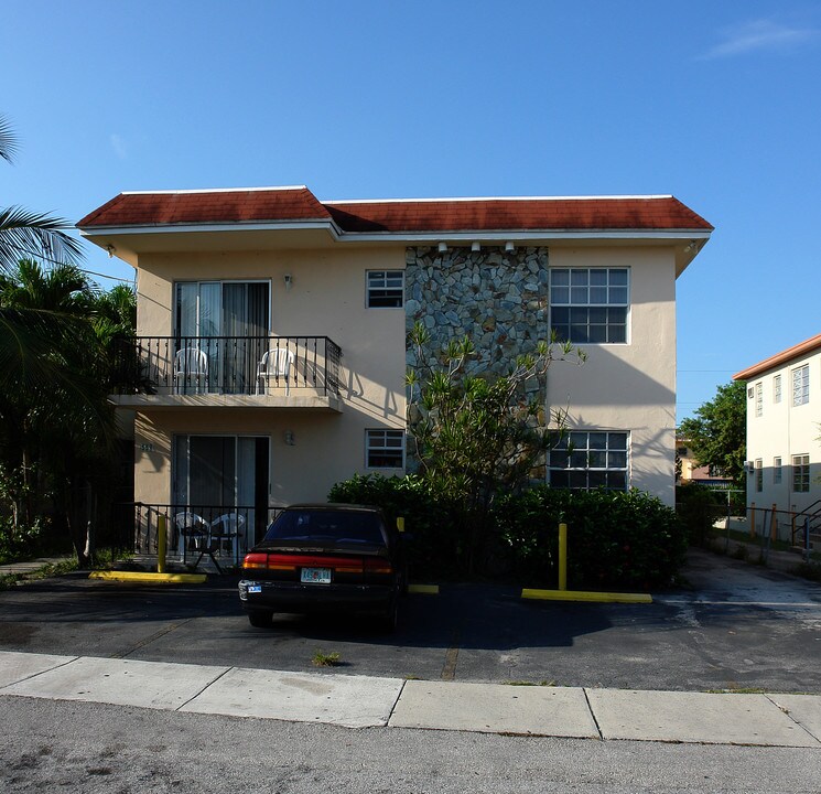 558 SW 10th St in Miami, FL - Building Photo