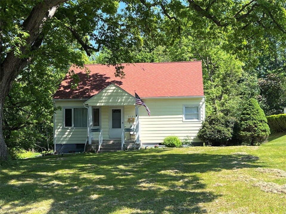 3525 Stratford Dr in Vestal, NY - Building Photo