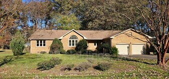 1029 Dulcie Ave in Virginia Beach, VA - Building Photo