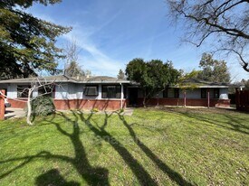 1716 Meadow Rd in Chico, CA - Building Photo