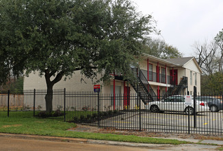 Crystal Star in Houston, TX - Foto de edificio - Building Photo