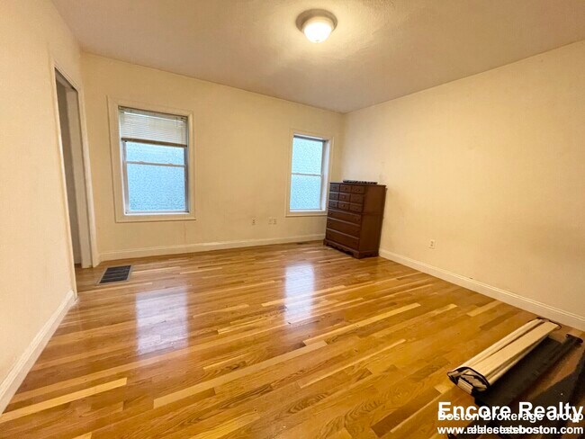 128 Hillside St in Boston, MA - Building Photo - Building Photo