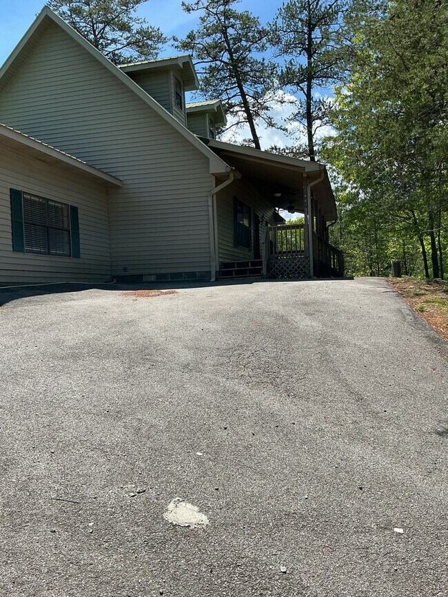 847 Lloyd Huskey Rd in Pigeon Forge, TN - Building Photo - Building Photo