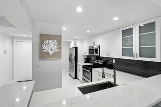 6 Royal Palm Way, Unit 105 in Boca Raton, FL - Foto de edificio - Building Photo