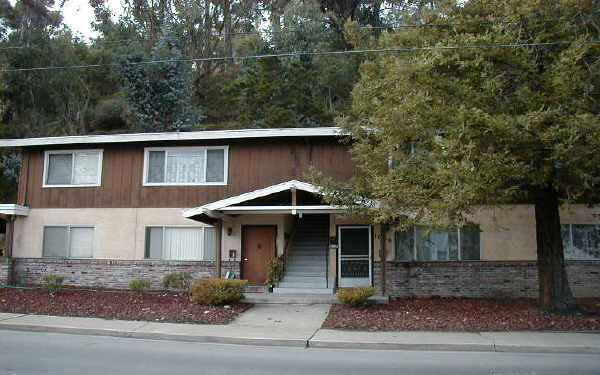 1030 Berrellesa St in Martinez, CA - Foto de edificio - Building Photo