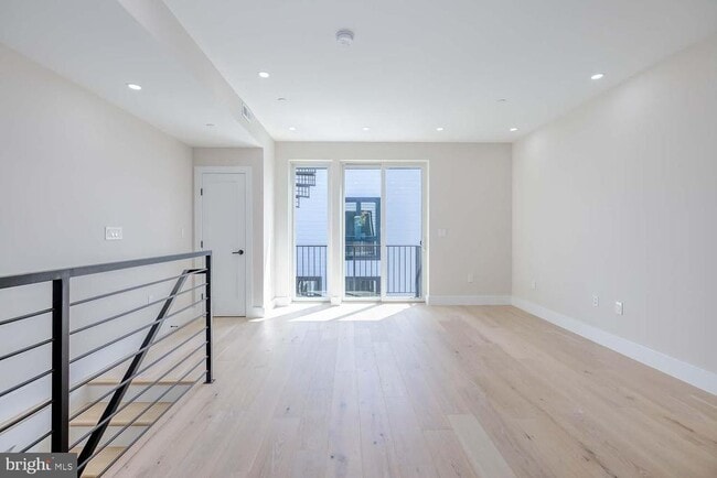 722 Kenyon St NW in Washington, DC - Foto de edificio - Building Photo