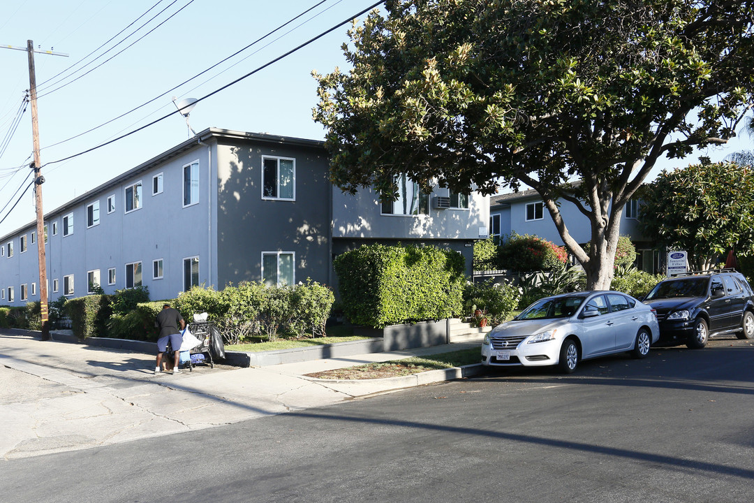 Santorini Villas in Sherman Oaks, CA - Building Photo