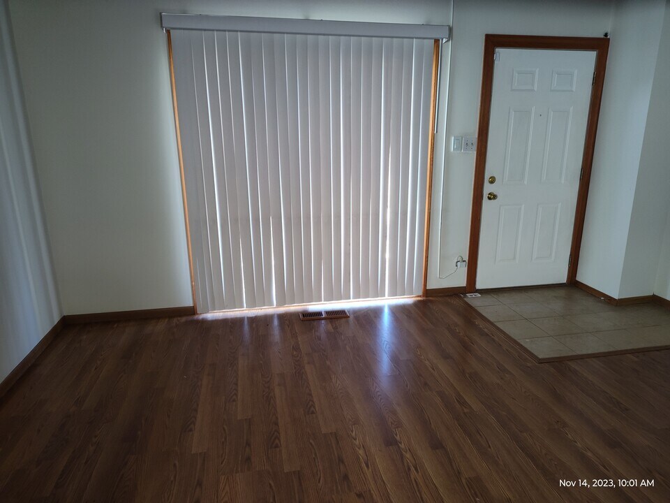 434 Meadow Green Ln in Round Lake Beach, IL - Building Photo