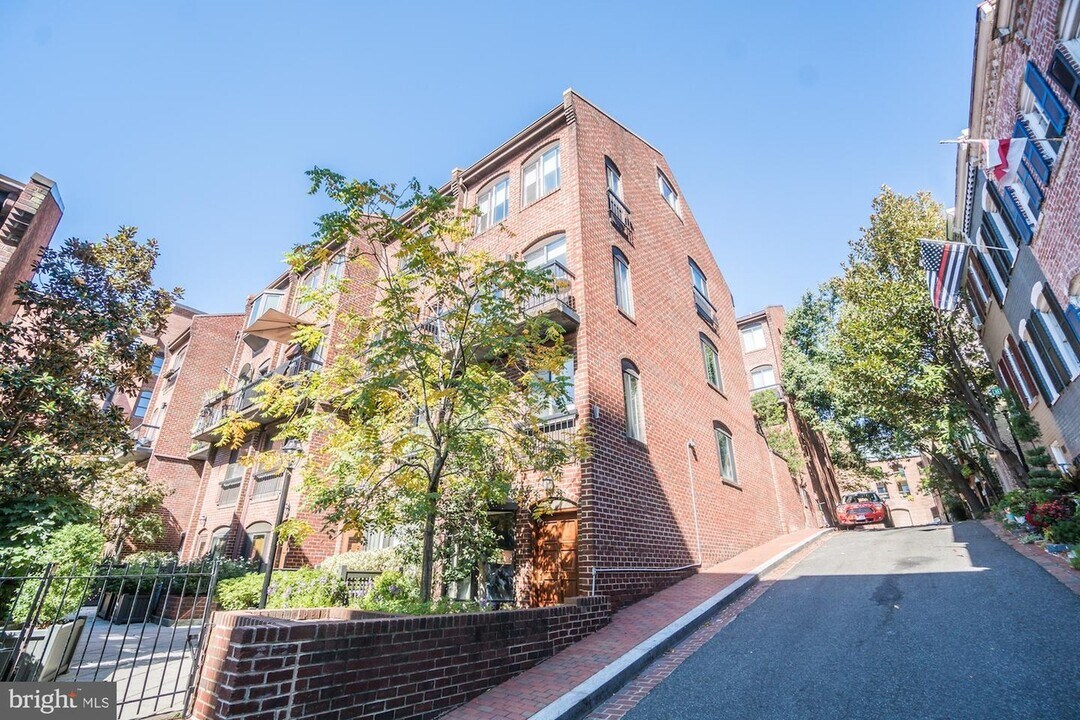 1019 Paper Mill Ct NW in Washington, DC - Building Photo