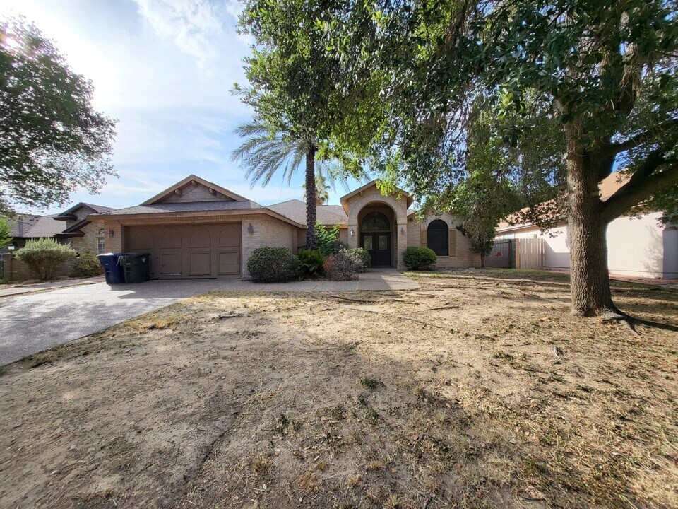 1530 Serene Dr in Laredo, TX - Building Photo