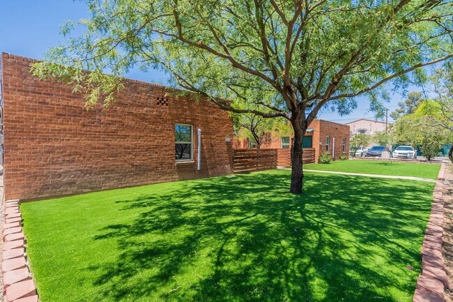 305-315 N Highland Ave in Tucson, AZ - Foto de edificio - Building Photo
