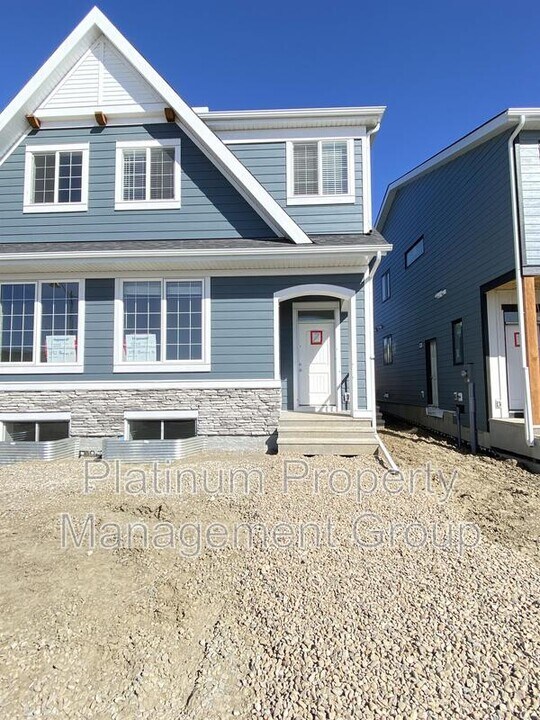 1090 Mahogany Blvd SE in Calgary, AB - Building Photo