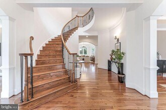 829 Golden Arrow St in Great Falls, VA - Foto de edificio - Building Photo