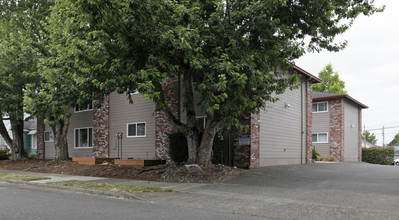 Gladstone Terrace Apartments in Portland, OR - Building Photo - Building Photo