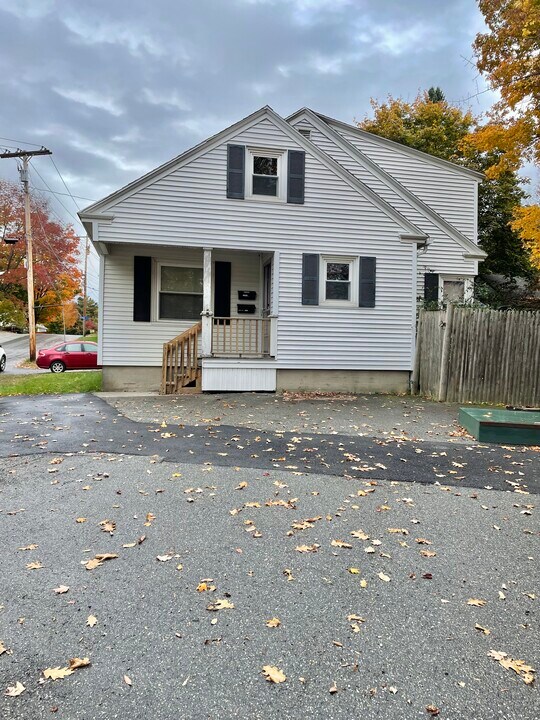 3 Gilman St, Unit 2 in Augusta, ME - Foto de edificio