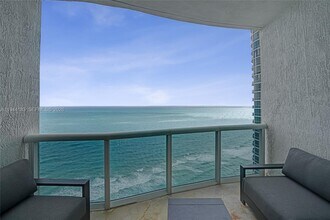 15901 Collins Ave in Sunny Isles Beach, FL - Foto de edificio - Building Photo