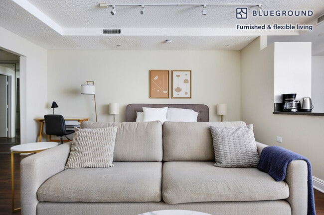 747 Gayley Ave in Los Angeles, CA - Foto de edificio - Building Photo