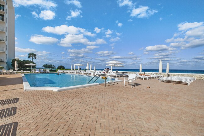 2295 S Ocean Blvd in Palm Beach, FL - Building Photo - Building Photo