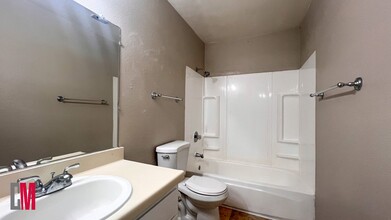 4960-4970 Auburn Drive in San Diego, CA - Building Photo - Interior Photo