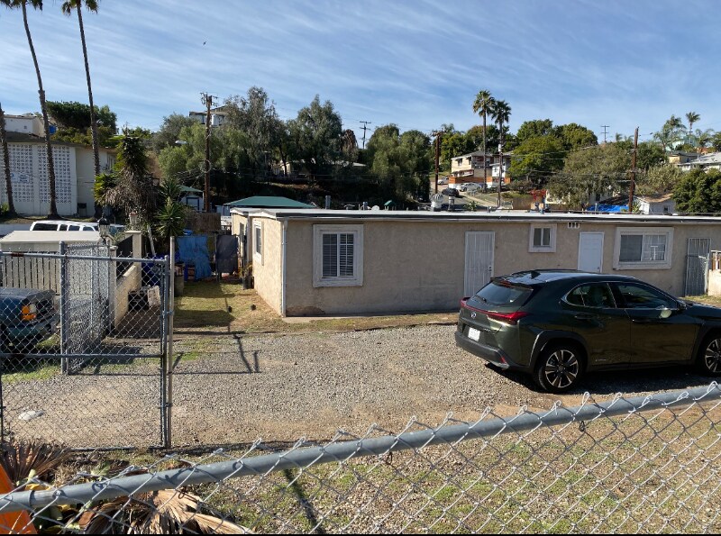 2795 Treat St in San Diego, CA - Building Photo