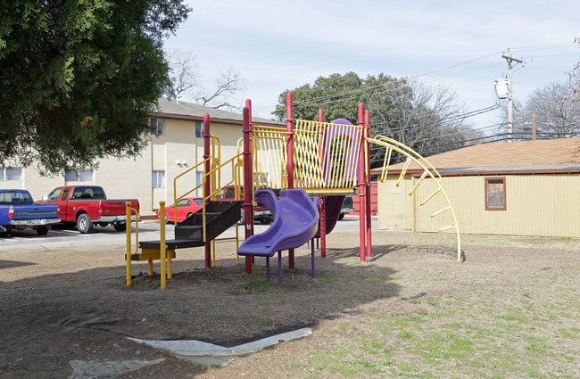 St. Charles Place Apartments in Lewisville, TX - Building Photo - Building Photo