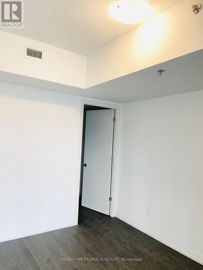 2203 Kingston Rd in Toronto, ON - Building Photo - Building Photo