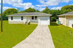2715 Lee St in Punta Gorda, FL - Building Photo