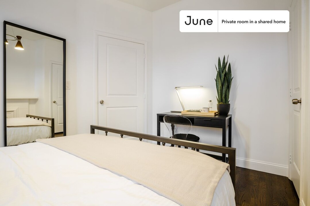 Private bedroom in 3 bed/1 bath Home in New York, NY - Building Photo