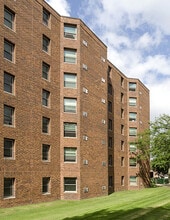 Janesville Garden Court in Janesville, WI - Building Photo - Building Photo
