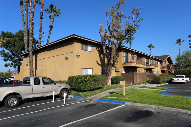 Casa Tiempo Apartments in Westminster, CA - Foto de edificio - Building Photo