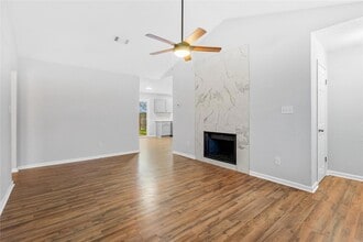 10511 Man O War Ave in Austin, TX - Foto de edificio - Building Photo