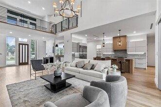 6411 Royal Ln in Dallas, TX - Foto de edificio - Building Photo