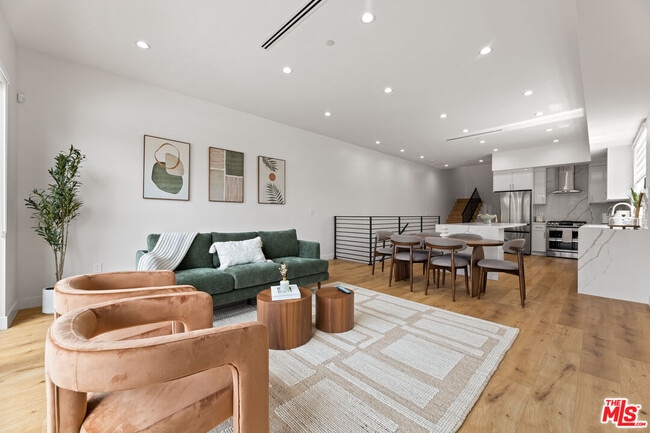 property at 5118 1/2 Laurel Canyon Blvd