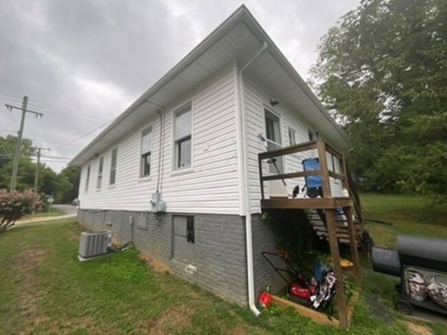 521 E 2nd St in Farmville, VA - Building Photo - Building Photo