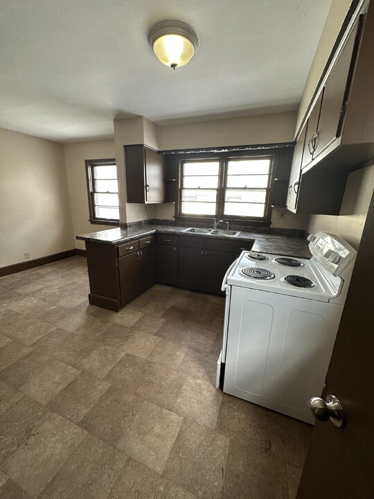 857 9th St in Beloit, WI - Building Photo