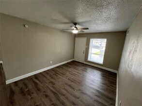 504 Seaside Dr in Dallas, TX - Building Photo - Building Photo