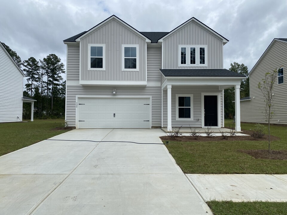 124 Barefoot Dr in Bloomingdale, GA - Building Photo