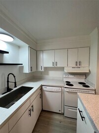 4910 Saxon Dr photo'