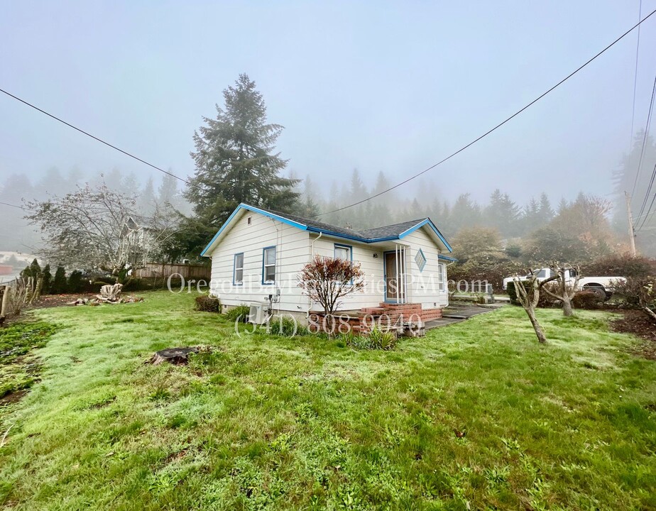 1775 N Fir St in Coquille, OR - Building Photo