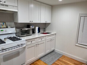 105 Burtis St-Unit -2 in Lynbrook, NY - Building Photo - Building Photo