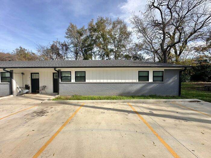 300 Pecan St in Gilmer, TX - Building Photo