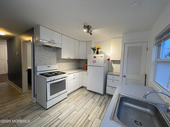 90 Poplar Ave in Deal, NJ - Building Photo - Building Photo