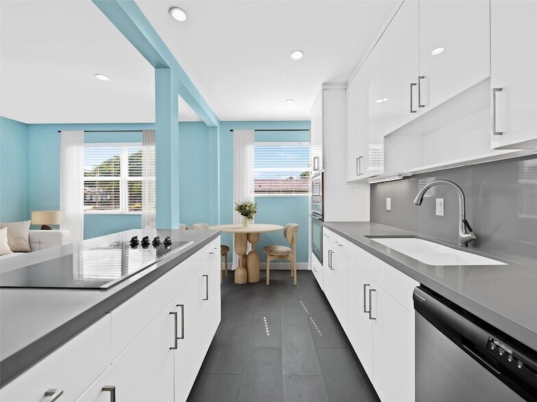 2591 NE 55th Ct, Unit 102 in Fort Lauderdale, FL - Foto de edificio