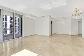 801 Brickell Key Blvd in Miami, FL - Building Photo - Building Photo
